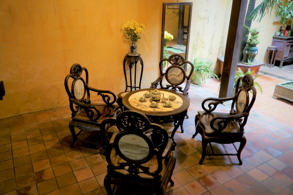 マメイ通りの古い家に置かれた来客用のアンティークテーブルと椅子